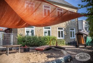 Außengelände unserer Kita in Wandsbek mit Spielplatz