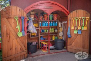 Schaufeln und Spielzeug für die Sandkiste